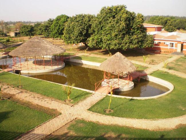 Aum Health Resort Vadodara Exteriör bild