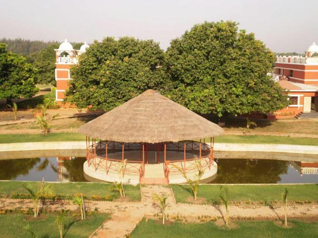 Aum Health Resort Vadodara Exteriör bild