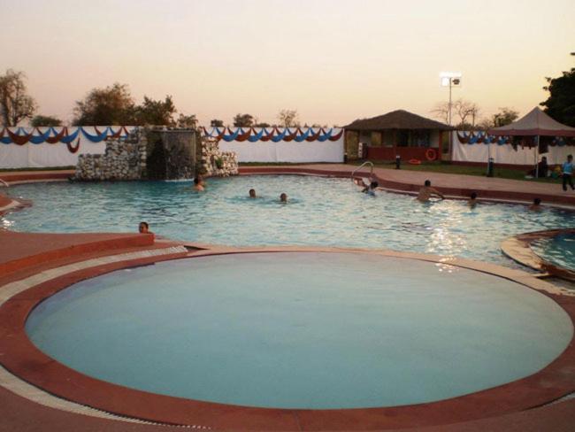 Aum Health Resort Vadodara Exteriör bild