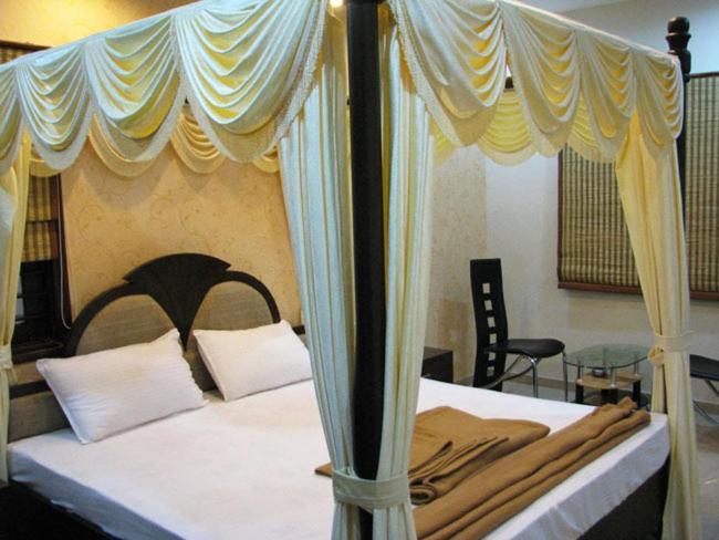 Aum Health Resort Vadodara Exteriör bild