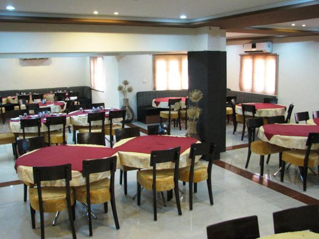 Aum Health Resort Vadodara Exteriör bild