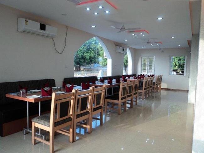 Aum Health Resort Vadodara Exteriör bild