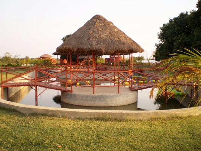 Aum Health Resort Vadodara Exteriör bild